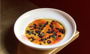 Fava Santorini, la crema di fave con uvetta marinata è il Piatto del 2022 di Vasiliki Pierrakea del ristorante di cucina ellenica contemporanea Vasiliki Kouzina, a Milano
