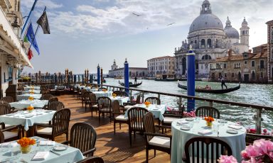 Collocato davanti alla maestosa basilica di Santa Maria della Salute, a pochi passi da Piazza San Marco e da La Fenice, The Gritti Palace, a Luxury Collection Hotel, Venice è parte del brand The Luxury Collection e conta 61 camere e 21 suites
