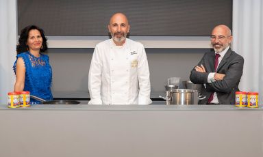 La&nbsp;dott.ssa Viviana Vecchio, lo chef Andrea&nbsp;Ribaldone e&nbsp;Paolo&nbsp;Daperno&nbsp;GM di Bonetti. La&nbsp;cena che esalta le propriet&agrave; benefiche dello zafferano &egrave; prenotabile sul sito dell'hub di Identit&agrave; Golose&nbsp;Milano
