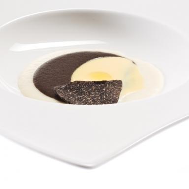 Vellutata di sedano, tartufo nero e fonduta di formaggio