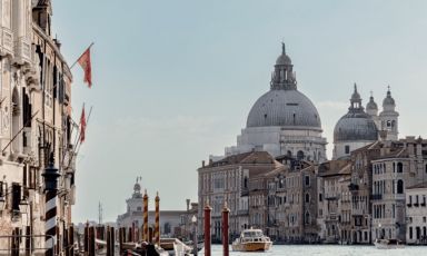 Venezia è da sempre crocevia di culture diverse. Palazzo Experimental, affacciato sul Canale della Giudecca, sorge in quella che per diversi anni è stata la sede storica della Compagnia Navale Adriatica.

