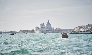 La Venice Cocktail Week è supportata anche quest'anno dal Comune di Venezia. Come rimarca Simone Venturini, assessore al turismo, «è un appuntamento consolidato nel calendario cittadino, che rafforza il legame con la città e porta valore, attirando un pubblico internazionale, consapevole e rispettoso». Foto Michele Tamasco
