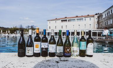 I vincitori del Vermentino Grand Prix. Da sinistra: Balbinvs 2020 di Terenzi,&nbsp;Burattini Bianco 2020 di Azienda Guido F. Fendi,&nbsp;Leopoldino 2020 di Fattoria Il Casalone,&nbsp;Matan 2020 di La Biagiola,&nbsp;Perlaia 2020 di Bruni, Norcias 2020 di Colle Petruccio,&nbsp;Monnallegra 2020 di Argentaia,&nbsp;Acquagiusta 2021 di Acquagiusta Wine, Audace 2020 di Cupirosso&nbsp;e Solo 2020 di Tenuta Dodici
