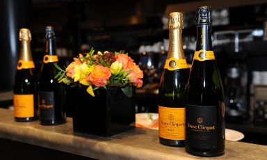 Lo champagne Extra Brut Extra Old assieme allo Yellow Label, vino simbolo di Veuve Clicquot nel mondo
