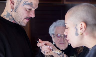 Buccio Cappello&nbsp;e&nbsp;Giuliana Pucci&nbsp;con una nonnina depositaria di segreti gastronomici siciliani: loro li raccolgono e ne fanno il centro dell'essere "chef nomadi", con Via delle Palme
