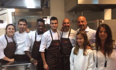 Gianluca Vialli con prole ieri nella cucina di Identità Expo S.Pellegrino. Al suo fianco Andrea Ribaldone e la brigata