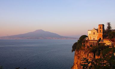 La magia della Penisola Sorrentina: la Santissima Annunziata di Vico Equense col Vesuvio sullo sfondo
