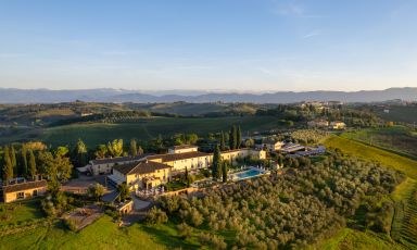 Villa Petriolo è il risultato di un ambizioso progetto di ristrutturazione di un casolare del 1500. Oggi è un gioiello del saper fare affacciato su un panorama speciale esteso su 180 ettari
