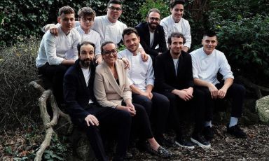 Lo staff di Villa Naj (Stradella, Pavia) con il nuovo chef Dario Fisichella (terzo da sinistra in basso). Foto instagram.com/najstradella
