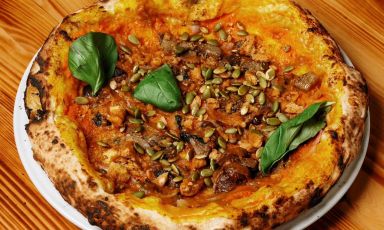 Una pizza di Vino e biga ad Alife (Caserta), una delle tre new entries nella Guida di Identit&agrave; Golose alle Pizzerie e Cocktail Bar d'autore
