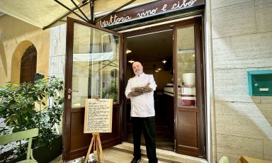 Chef Riccardo Rotatori posa davanti alla sua Trattoria Vino e Cibo, in Via Fagnani a Senigallia, con l'immancabile menù scritto a mano, proprio da lui, prima di ogni servizio
