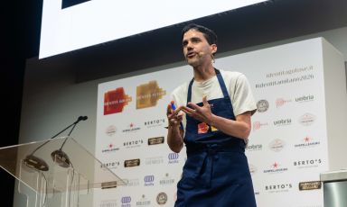 Virgilio Martinez&nbsp;&egrave; chef del ristorante Central a Lima e ideatore&nbsp;di Mater Iniciativa,&nbsp;centro di ricerca andino che coordina insieme alla sorella Malena; una realt&agrave; che&nbsp;dimostra&nbsp;come un ristorante contemporaneo debba oggi operare da una piattaforma culturale capace di connettere scienza, arte e territorio. Lo ha dimostrato in maniera brillante nel corso della sua lezione a Identit&agrave; Milano 2026. Foto a cura di Brambilla/Serrani
