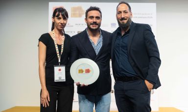 Virginia Cattaneo&nbsp;e&nbsp;Riccardo Forapani premiati a Identit&agrave; Milano 2026 da Giovanni Mondini, direttore Marketing Italia di Barry Callebaut
