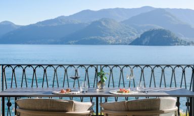 Cinque indirizzi, cinque modi diversi di interpretare il Lago di Como. Con un punto in comune: la consapevolezza che la vista, da sola, non basta. &Egrave; solo quando incontra una cucina pensata, riconoscibile, necessaria, che il paesaggio smette di essere sfondo e diventa esperienza
