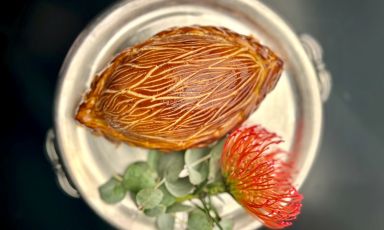 Pithivier di petto d'anatra e foie gras, con farcia d'anatra ai sette pepi, arancia candita e cavolo: la ricetta di Viviana Varese più applaudita a Gastronomika 2025
