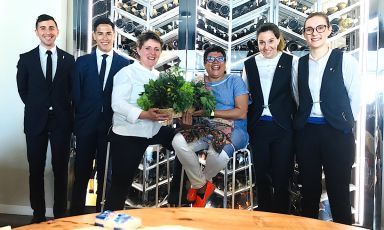 Tante le novità da Alice, il ristorante di Viviana Varese all'interno di Eataly Smeraldo a Milano. Da sinistra verso destra, Gianluca De Marco e Luis Diaz, i due nuovi maitre, quindi la chef con Ritu Dalmia, la ristoratrice indiana che ha acquistato il 20% dell'insegna della stessa Varese. Infine le due sommelier, Federica Radice e Jessica Rocchi
