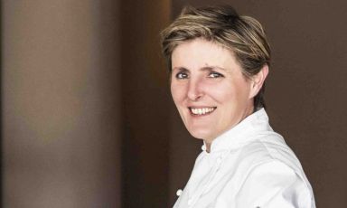 A Identità Expo S.Pellegrino arriva Viviana Varese, la chef salernitana al timone del ristorante Alice, una stella Michelin contenuta all’interno di Eataly Smeraldo a Milano. Di fatto, una buona occasione per trovare un tavolo, visto il filotto di fully booked che la casa madre registra quasi ogni sera. Per le due cene di lunedì 6 e martedì 7 luglio è possibile prenotarsi (il costo è di 75 euro per quattro portate vini compresi) mandando una mail a expo@magentabureau.it o telefonando al +39.02.62012701