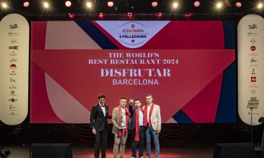 Il trio di chef di Disfrutar (Barcellona) sul palco del Wynn di Las Vegas. E' il miglior ristorante del mondo per i giurati della World's 50Best 2024 
