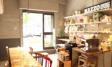 SMALL IS BEAUTIFUL. Mazzo&rsquo;s mini-dining-room in Centocelle, a neighbourhood on the outskirts of Rome. Born in April 2013 from an idea of Francesca Barreca and Marco Baccanelli (The Fooders), it&rsquo;s making lots of noise thanks to its small dimensions: it can seat 10 people at most