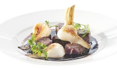 Goulasch di manzo, un piatto simbolo del nuovo corso di Daniel Canzian, da qualche mese impegnato nel suo ristorante Daniel di via Castelfidardo 7 a Milano. Lunedì 26 maggio, per il ciclo Le Cene di Identità Golose, ha composto in menu sinestesico, in collaborazione con Audio Di...Vino. 80 euro a persona, tutto compreso. Per prenotazioni, numero verde 800.825.144 (chiamare dal lunedì al venerdì ore 9.30-18)