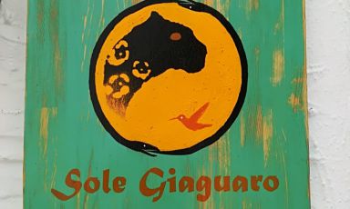 L'insegna del ristorante di Giovanni Scaraggi, a Lachanià, Rodi. L'amico Alessandro Proietti Refrigeri, conosciuto al Noma, sta collaborando con lui alla costruzione dell'offerta gastronomica 
