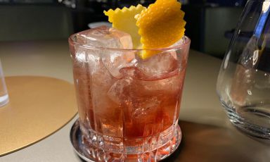 Argal&agrave; Bitter, Vino di visciole, Gin: il primo dei tre cocktail firmati da Angelo Canessa e Luigi Barberis per la cena "Amariland" realizzata in collaborazione con Velier per Identit&agrave; Cocktail
