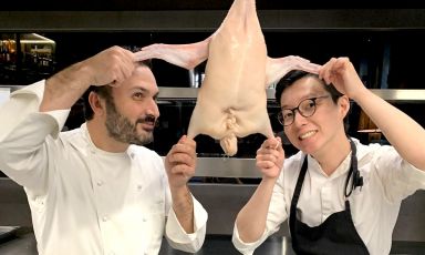 Chang Liu, nuovo chef del MU dimsum di Milano, e Remo Capitaneo, suo prestigioso ospite "lavorante", durante una pausa simpatica nella ricerca che stanno facendo sull'Anatra alla pechinese perfetta

