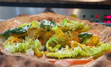 Lardo, pomodoro e fiori di zucca: la pizza della rinascita di Massimo Giovannini, patron di Apogeo
