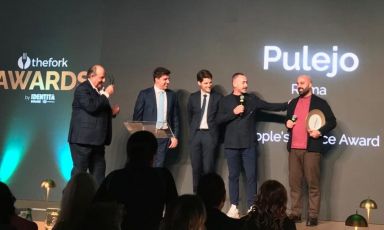 Davide Puleio riceve il premio come ristorante più votato ai TheFork Awards by Identità Golose 2022, qui sul palco con Francesco Apreda, il top chef che l'ha nominato, Almir Ambeskovic, AD TheFork, Damien Rodiére, Senior regional director Western Europe TheFork, e il presentatore Gerry Scotti
