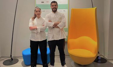 La pastry chef Nancy Sannino (della Pasticceria Celestina a Pollena Trocchia, Napoli) e il pizza-chef Ciccio Vitiello (della pizzeria Cambia-Menti a Caserta) insieme, ieri, per una serata speciale a Identità Golose Milano, in collaborazione con Latteria Sorrentina
