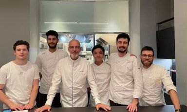 Al centro Franco Pepe assieme alla brigata di Identità Golose Milano guidata dal resident chef Edoardo Traverso e a sinistra Valentyn, collaboratore del Maestro di Caiazzo
