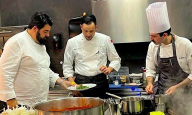 Una foto rubata in cucina: Antonino Cannavacciuolo con Gianluca Renzi, al centro, mentre sono intenti a lavorare ai fornelli del Cannavacciuolo-Le Cattedrali, il nuovo ristorante all'interno del Le Cattedrali Relais a Valleandona di Asti, in Piemonte
