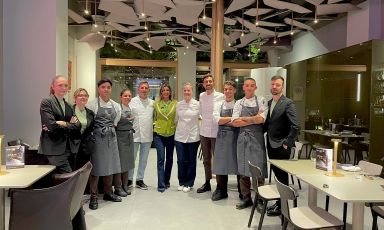 Foto di gruppo con al centro Barbara Politi tra Giuseppe Errichiello e Tiziana Cappiello, con lo chef Edoardo Traverso e la sua brigata, per una serata speciale a Identità Golose Milano
