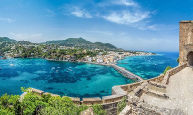 Ischia, ufficialmente Covid free, riparte con gli alberghi di lusso, resort e boutique hotel