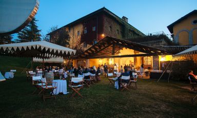 The name is With and it stands for Wine Italy Tour Heres. This acronym presents an itinerant event which, with various stops across Italy, creates occasions based on conviviality so that producers and passionate clients can meet. The last stop in 2014 took place a few days ago in Monterotondo di Gavi, in the beautiful Villa Sparina 
