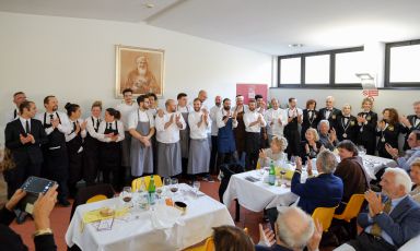 Foto di gruppo per gli chef, i sommelier (FISAR Federazione Italiana Sommelier MONZA E BRIANZA) e i responsabili del servizio di sala (EUROPARTY), protagonisti nel pranzo di domenica 29 ottobre all'Opera San Francesco
