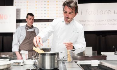 At Identità Milano, French cuisine superstar Yannick Alléno participated in Identità di Pasta, in collaboration with Pastificio Felicetti. He also held a lesson in the Auditorium, and on this occasion too, he presented a pasta-based dish
