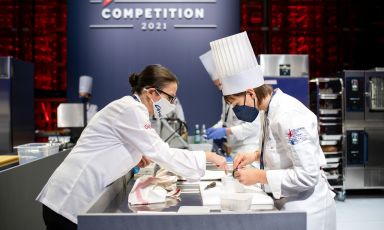 La S.Pellegrino Young Chef Academy Competition 2022/23 offrirà ai giovani chef l'opportunità di iniziare un viaggio stimolante, che promette visibilità internazionale e una significativa occasione di crescita professionale durante l'intero processo di selezione, che culminerà nella Grand Finale prevista nel 2023
