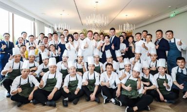 Il team di Da Vittorio Shanghai, ristorante aperto 3 settimane fa nel Bund. Al centro, si riconoscono Chicco Cerea, alla sua destra il resident chef Stefano Bacchelli

