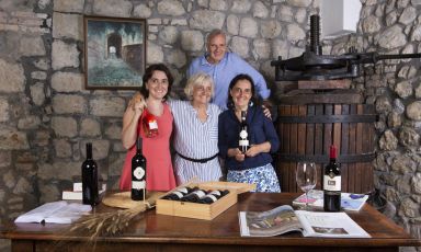 Gualtiero e Laura Ghezzi e le figlie Isabella e Silvia, titolari dell'azienda vinicola Camigliano a Montalcino
