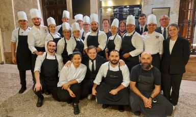 La brigata al completo del ristorante Bardal a Ronda, Malaga, Spagna, 2 stelle Michelin. Accosciato a destra, chef Benito Gomez 
