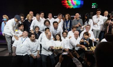 Cuochi uniti sul palco di Madrid Fusion a festeggiare la ventesima edizione del congresso madrileno
