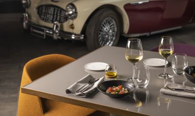 Tavolo con auto storica al ristorante Olio di Origgio (Varese)
