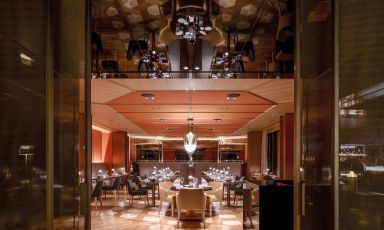 L'elegante sala del ristorante del Bulgari Hotel Paris
