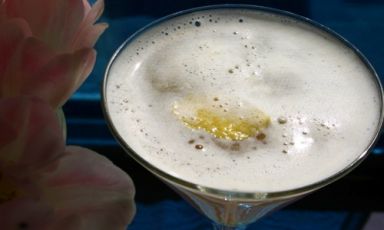 L’Earl Grey MarTEAni, firmato dalla barwoman Audrey Saunders del Pegu Club di New York, è una splendida espressione di tea-tail, cocktail a base di tè, una bevanda molto versatile se accoppiata a cognac, gin, vodka...