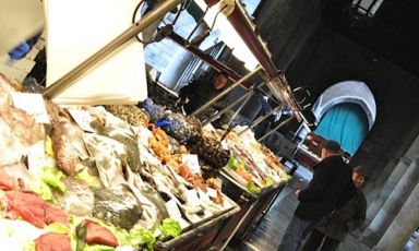 Bancarelle del pesce al Mercato di Rialto a Venezi