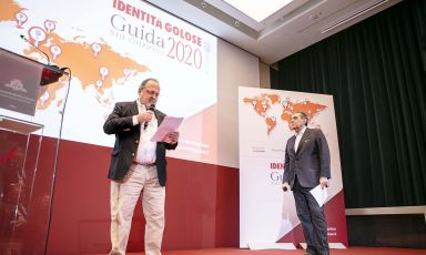 Paolo Marchi e Claudio Ceroni sul palco, durante la presentazione della Guida Identità Golose 2020. Tutte le foto sono Brambilla-Serrani
