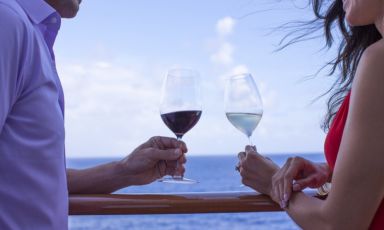 Brindisi rigorosamente con vista sulle onde durante una delle crociere Meet the Winemaker di Norwegian Cruise Line
