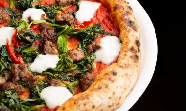La pizza classica di Nhero a Milano: alta digeribilità e combinazioni golose di ingredienti che variano stagionalmente
