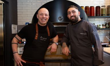 Roberto Conti e il suo pizzaiolo Michele Botta, davanti al Neapolis Moretti Forni su cui si basa la produzione di Corner 58 
(le foto sono di Modestino Tozzi)
